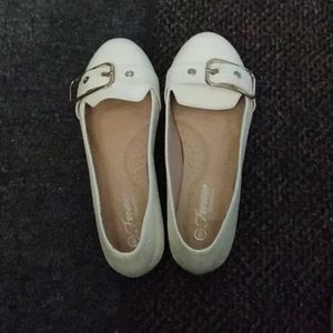 Forever Comfort Girls White Size 6 Shoes